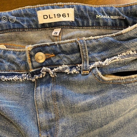 DL1961 Size 28 (6) Mara Straight Ankle Jeans Mid Rise Frayed Hems Womens Stretch - Picture 9 of 16